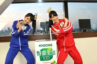 カゴメ「野菜生活100」の横で踊る咲良菜緒（左）と秋本帆華（右）。
