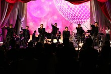 「君の瞳に恋してる」をパフォーマンスする三代目 J Soul Brothers。