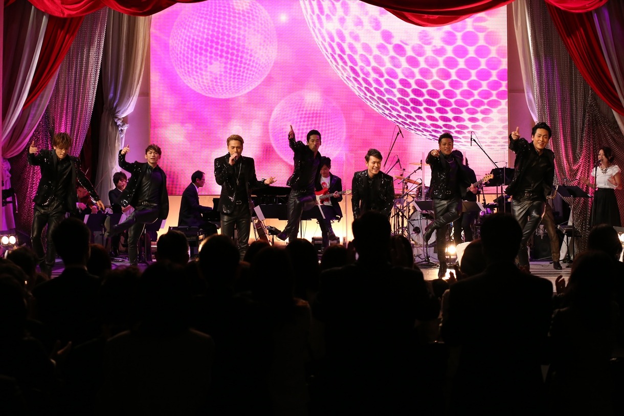 「君の瞳に恋してる」をパフォーマンスする三代目 J Soul Brothers。