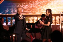 「いい日旅立ち」をデュエットする谷村新司と華原朋美。