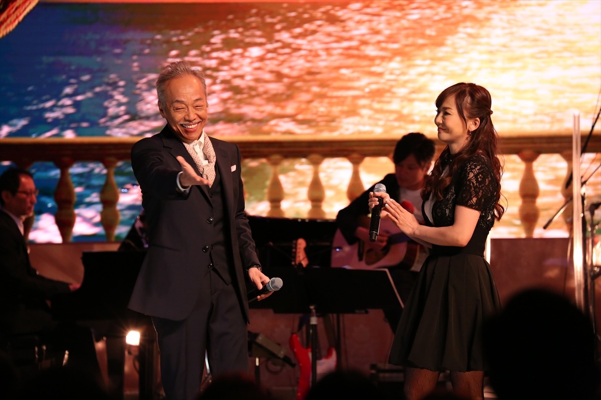 「いい日旅立ち」をデュエットする谷村新司と華原朋美。