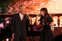 左から谷村新司、華原朋美。