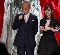 左から谷村新司、華原朋美。