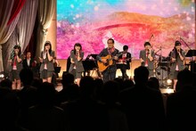 「案山子」をパフォーマンスするさだまさしとももいろクローバーZ。