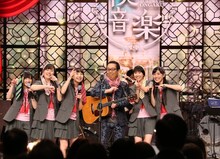 「ももいろまさし……Z！」とコールする、ももいろクローバーZとさだまさし。