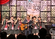 「ももいろまさし……Z!」とコールする、ももいろクローバーZとさだまさし。