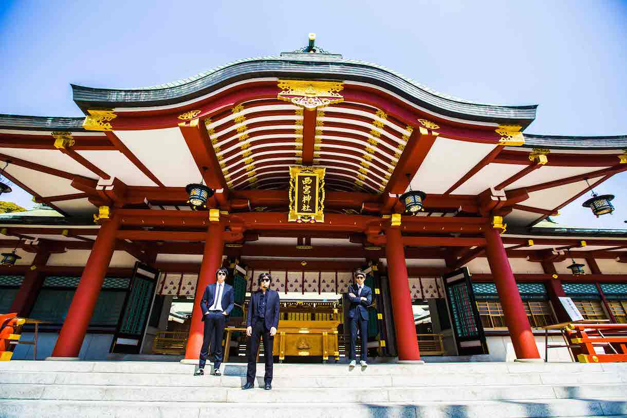 「西宮ウォーカー2014-15年版」よりKING BROTHERSが西宮神社を訪れた際の様子。