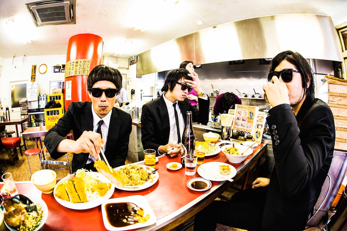 「西宮ウォーカー2014-15年版」よりKING BROTHERSがなじみの定食屋を訪れた際の様子。