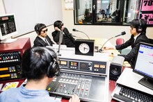 「西宮ウォーカー2014-15年版」よりラジオ収録中のKING BROTHERS。