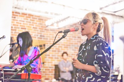 CIBO MATTO。奥が本田ゆか（Sampler、Key）、手前がハトリミホ（Vo）。