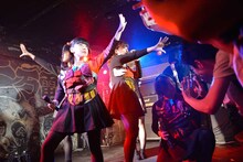 BiS「東高円寺 サーチ＆デストロイ」ライブの様子。