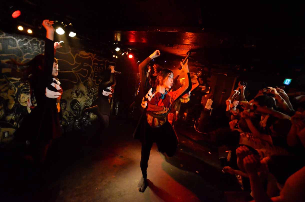 BiS「東高円寺 サーチ＆デストロイ」ライブの様子。