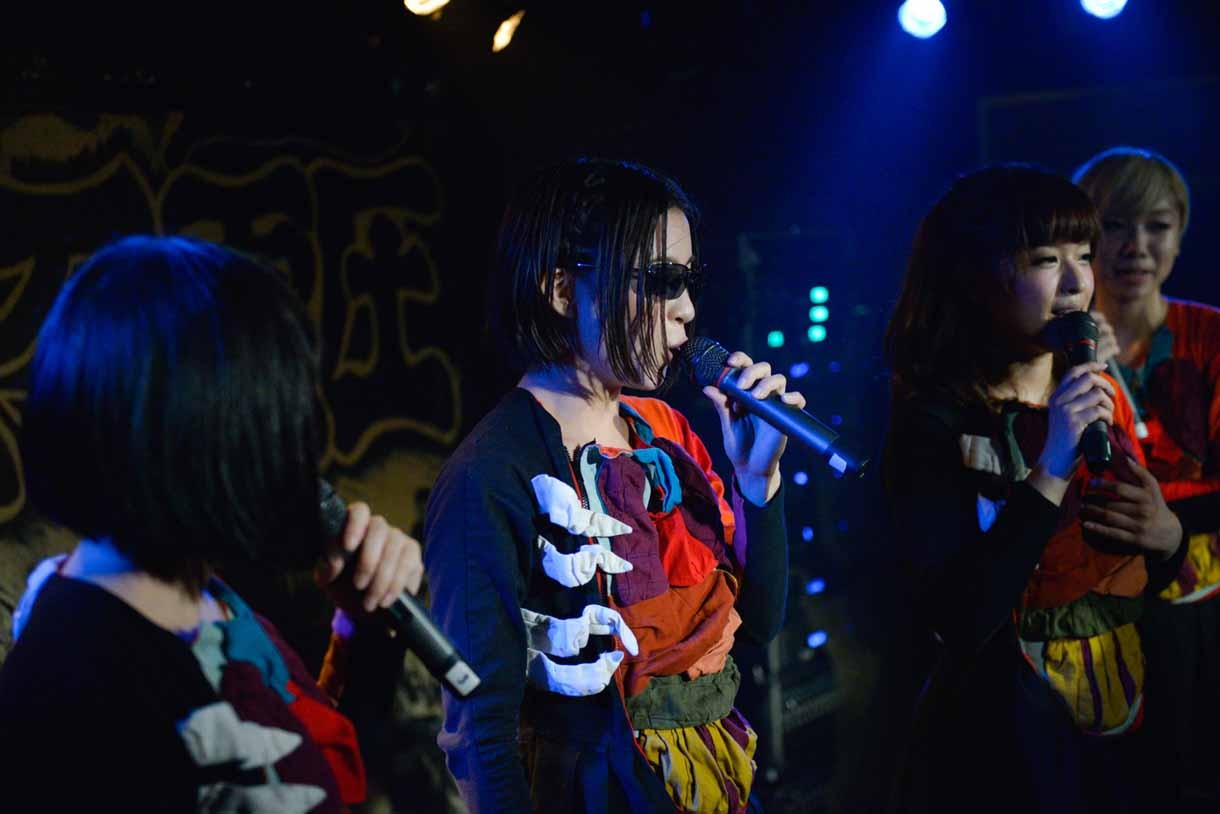 BiS「東高円寺 サーチ＆デストロイ」ライブの様子。