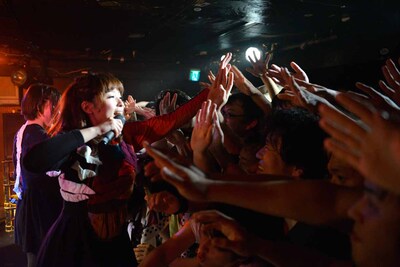 BiS「東高円寺 サーチ＆デストロイ」ライブの様子。