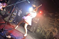 後藤まりこ「東高円寺 サーチ＆デストロイ」ライブの様子。