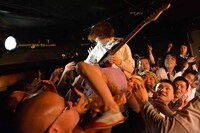 後藤まりこ「東高円寺 サーチ＆デストロイ」ライブの様子。