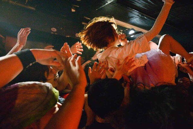 後藤まりこ「東高円寺 サーチ＆デストロイ」ライブの様子。