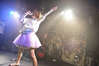 後藤まりこ「東高円寺 サーチ＆デストロイ」ライブの様子。