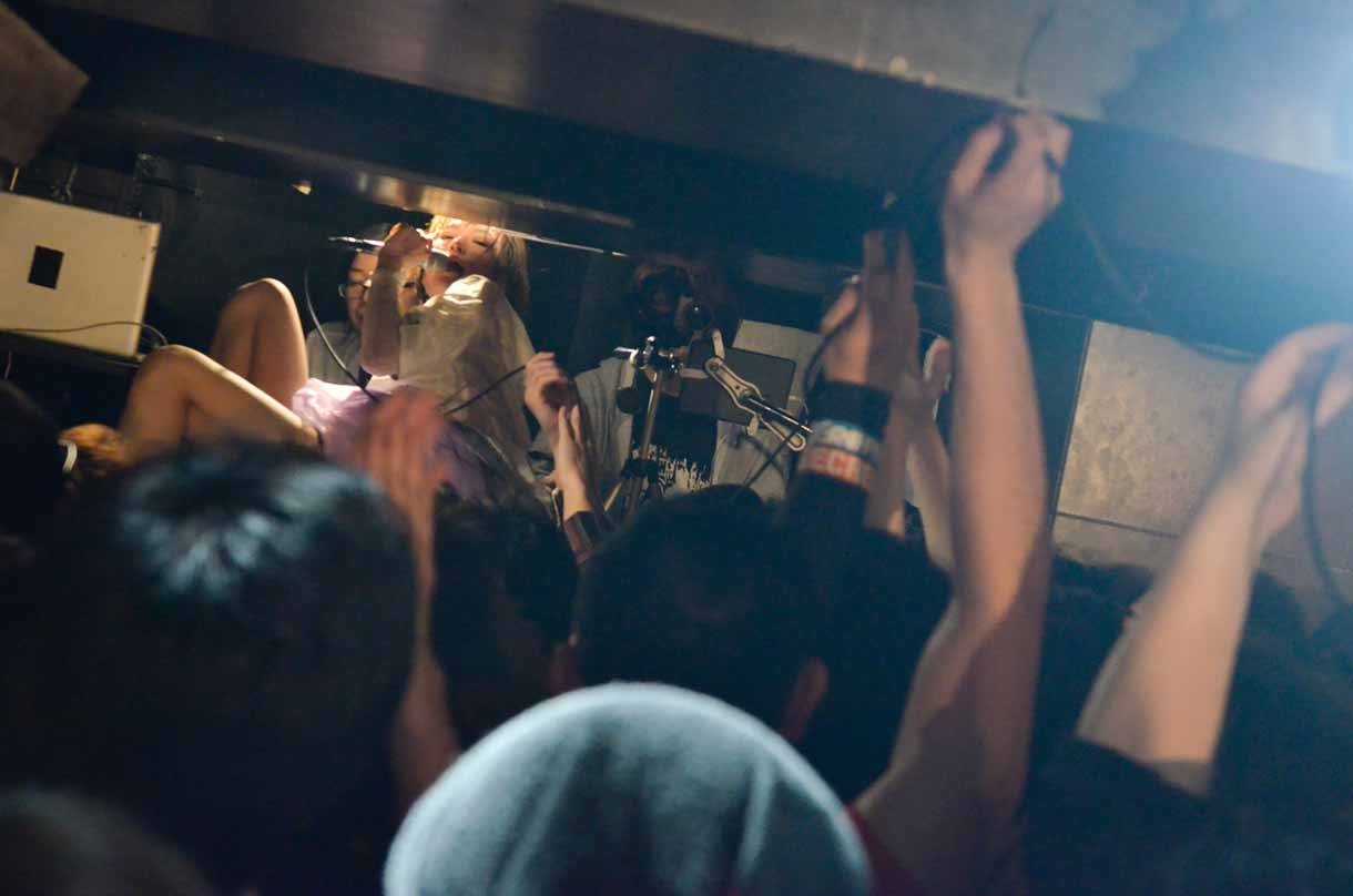 後藤まりこ「東高円寺 サーチ＆デストロイ」ライブの様子。