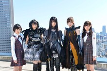 「劇場版 魔法少女まどか☆マギカ [新編] 叛逆の物語」テレビCMに出演する乃木坂46メンバー。左から生駒里奈、生田絵梨花、松村沙友理、白石麻衣、西野七瀬。