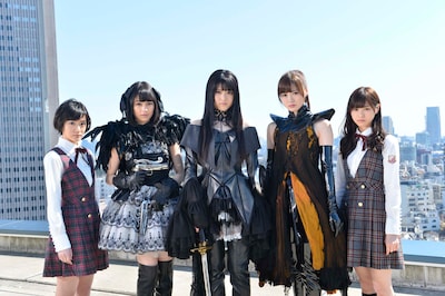 今週の人気の画像1位は「劇場版まどマギBD＆DVD発売で乃木坂46が実写CM出演」より、「劇場版 魔法少女まどか☆マギカ [新編] 叛逆の物語」テレビCMに出演する乃木坂46メンバー。左から生駒里奈、生田絵梨花、松村沙友理、白石麻衣、西野七瀬。