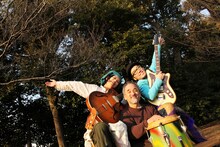 左からマダムギター長見順、岡地曙裕、ハナレグミ。