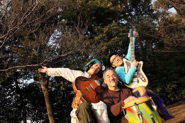 左からマダムギター長見順、岡地曙裕、ハナレグミ。