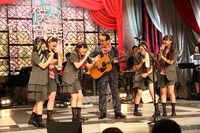 さだまさしとももいろクローバーZ。