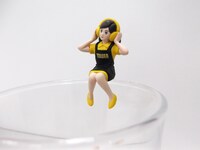 コップの淵にちょこんと座ったタワーレコードのフチ子。