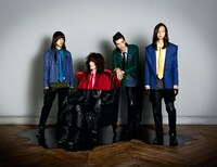 左から菅大智（Dr）、志磨遼平（Vo）、丸山康太（G）、山中治雄（B）。