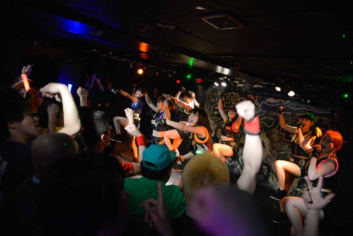 アップアップガールズ（仮）「東高円寺 サーチ＆デストロイ」ライブの様子。