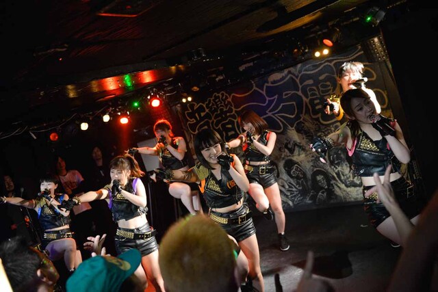 アップアップガールズ（仮）「東高円寺 サーチ＆デストロイ」ライブの様子。