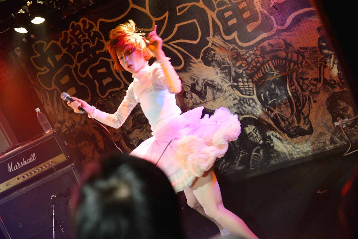 後藤まりこ「東高円寺 サーチ＆デストロイ」ライブの様子。