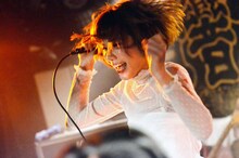 後藤まりこ「東高円寺 サーチ＆デストロイ」ライブの様子。