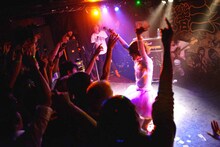 後藤まりこ「東高円寺 サーチ＆デストロイ」ライブの様子。