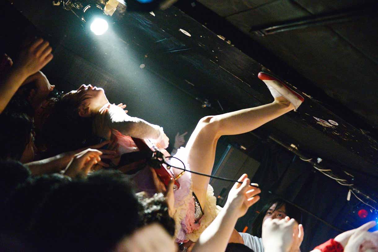 後藤まりこ「東高円寺 サーチ＆デストロイ」ライブの様子。