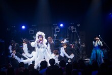 海の魔女を演じる下村尊則（左）と歌唱する小南泰葉（右）。（撮影：田中聖太郎）