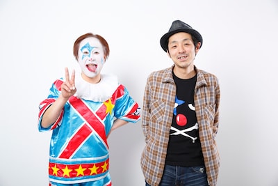 左からアツシ（ニューロティカ）、宮藤官九郎。