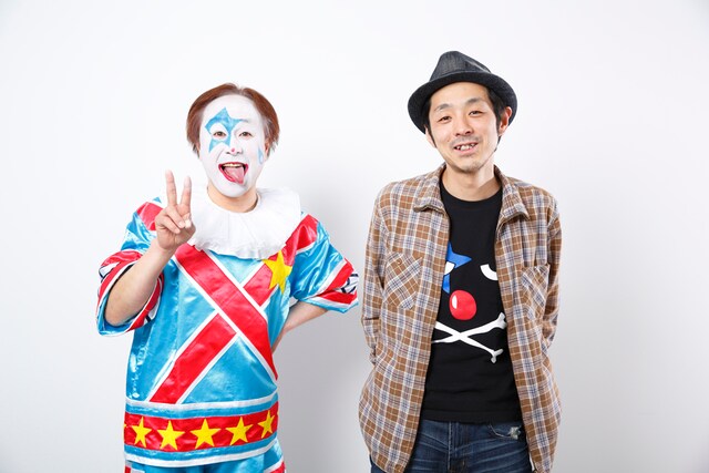 左からアツシ（ニューロティカ）、宮藤官九郎。