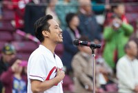 「君が代」歌唱中のTEE。