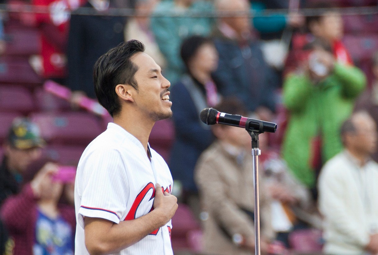 「君が代」歌唱中のTEE。