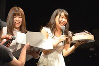 ケーキの箱を持つ青木千春（左）とファン一同から贈られたバースデーケーキに笑顔を浮かべる浦谷はるな（右）。