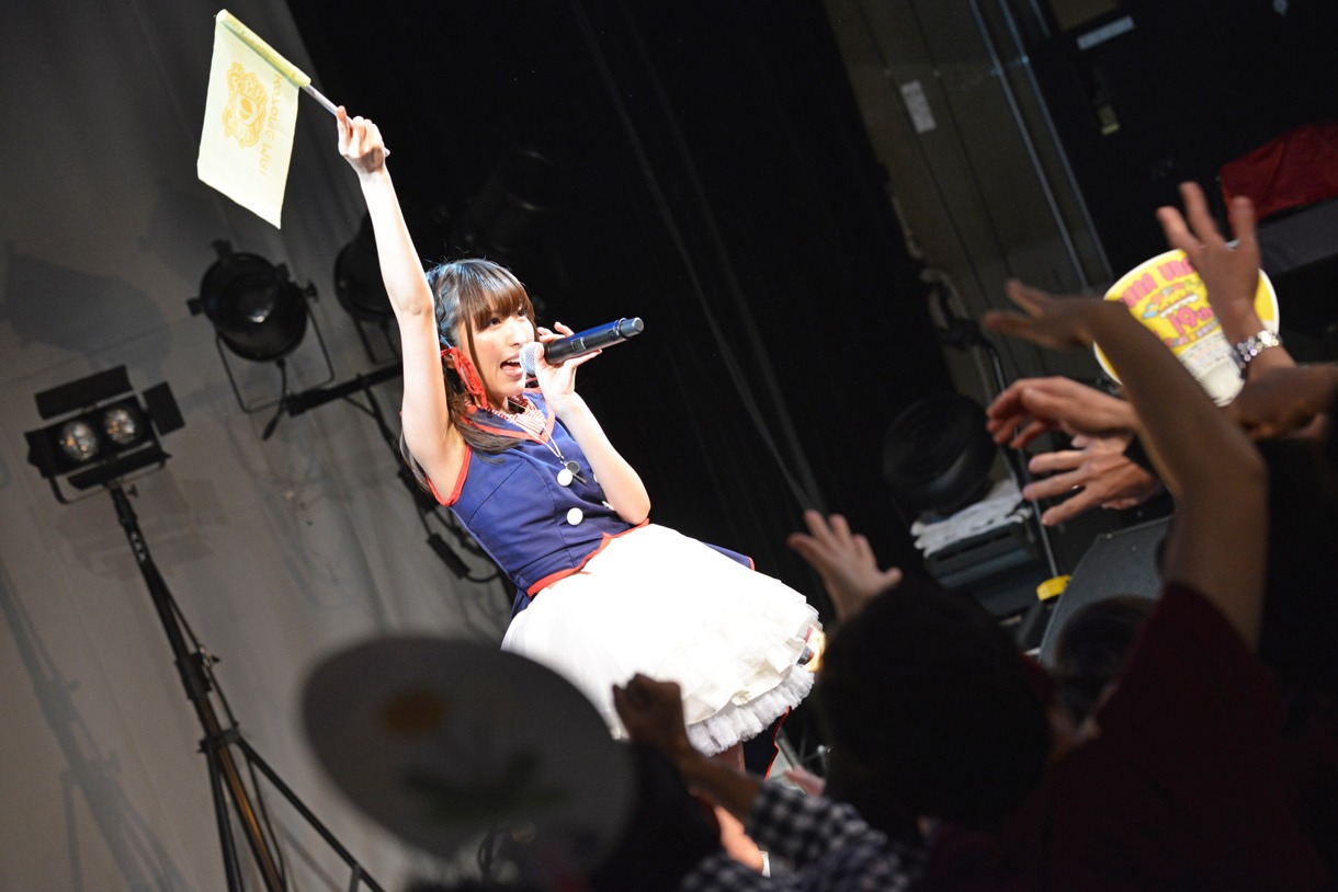 「浦谷はるな生誕祭」にゲスト出演した小桃音まいのライブの様子。