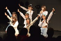 「浦谷はるな生誕祭」にゲスト出演したTokyo Cheer(2) Partyのライブの様子。