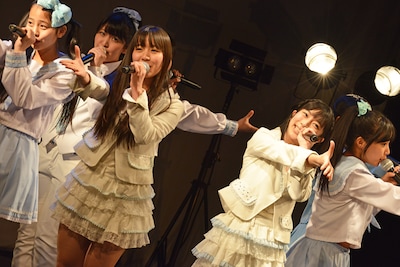 「浦谷はるな生誕祭」にゲスト出演したTokyo Cheer(2) Partyのライブの様子。