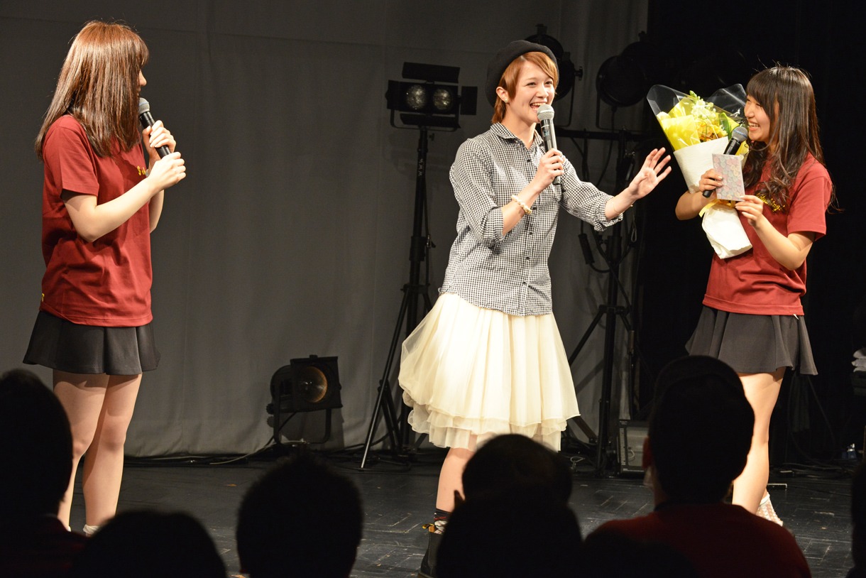 左から青木千春（WHY@DOLL）、岡田ロビン翔子（THE ポッシボー）、浦谷はるな（WHY@DOLL）。
