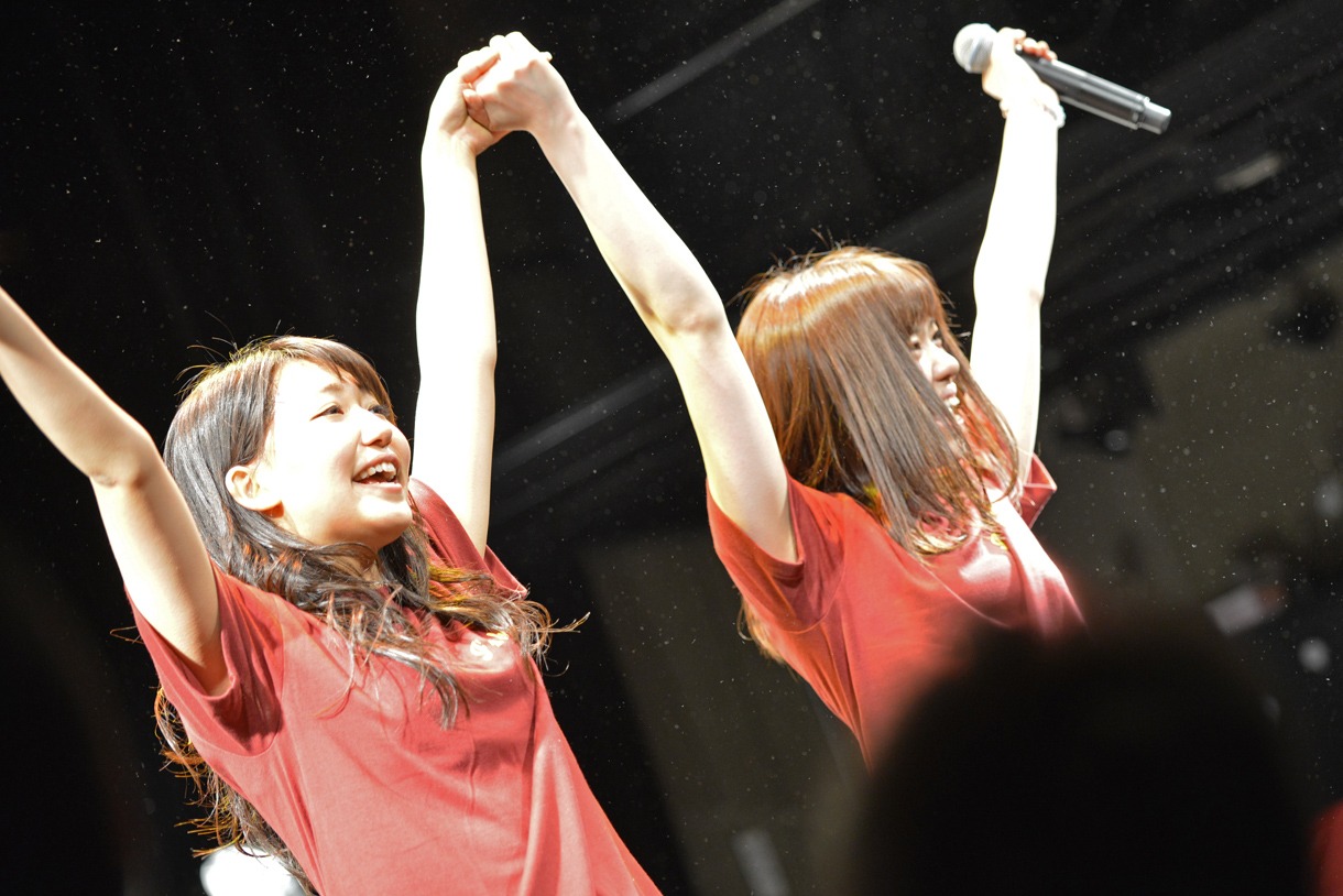 WHY@DOLLのライブの様子。