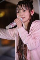 どしゃぶりの中で熱唱するしょこたん。