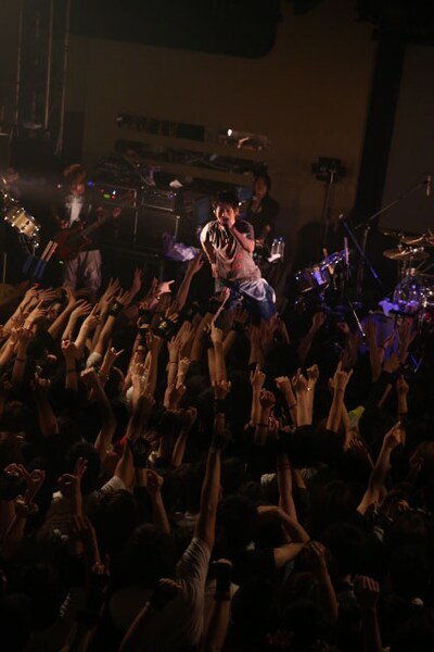 「UVERworld LIVE HOUSE 2014」東京・渋谷duo MUSIC EXCHANGE公演1日目の様子。