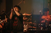 左からTAKUYA∞（Vo）、真太郎（Dr）。